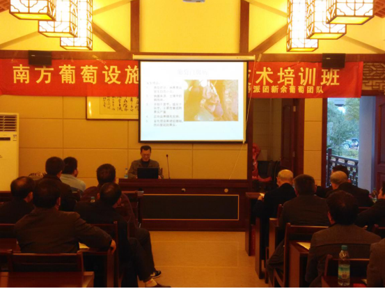 2026年世界杯官网理学院涂海华副教授在为学员们授课